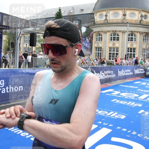 29.06.2025 - hella hamburg halbmarathon Michael Strokosch http://msf.ph/oto/8452261 29.06.2025 10:30:13 Ziel 1758, 8323, 12308, 15507 meine-sportfotos.de