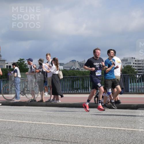 29.06.2025 - hella hamburg halbmarathon Luisa Fischer http://msf.ph/oto/8452266 29.06.2025 09:50:26 Kennedybrücke 6990, 18679, 1164, 1385, 1644, 1743, 5091, 5315, 6684, 6990, 8362, 9178, 9944 meine-sportfotos.de