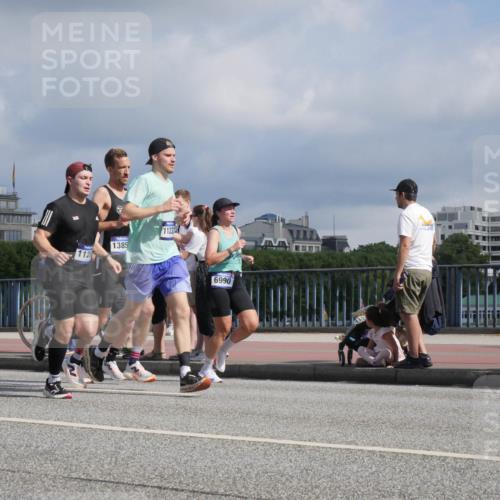 29.06.2025 - hella hamburg halbmarathon Luisa Fischer http://msf.ph/oto/8452313 29.06.2025 09:50:27 Kennedybrücke 112, 1385, 11227, 6990, 1164, 1385, 1644, 1743, 4860, 5091, 5315, 6684, 6990, 9178, 9944 meine-sportfotos.de