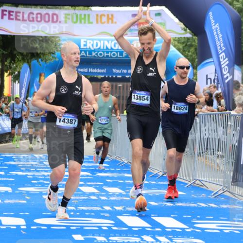 29.06.2025 - hella hamburg halbmarathon Strokosch-Dieckow http://msf.ph/oto/8452323 29.06.2025 10:37:19 Ziel 2767, 4860, 5003, 9017, 12739, 12900, 13372, 13854, 14387, 14459, 15888, 17137, 17306, 17726, 18159, 18723, 18824 meine-sportfotos.de