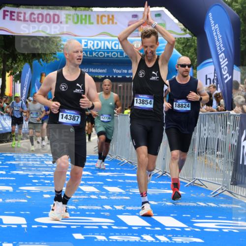 29.06.2025 - hella hamburg halbmarathon Strokosch-Dieckow http://msf.ph/oto/8452343 29.06.2025 10:37:19 Ziel 2767, 4860, 5003, 9017, 12739, 12900, 13372, 13854, 14387, 14459, 15888, 17137, 17306, 17726, 18159, 18723, 18824 meine-sportfotos.de
