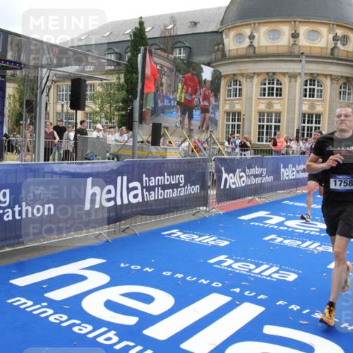 29.06.2025 - hella hamburg halbmarathon Michael Strokosch http://msf.ph/oto/8452381 29.06.2025 10:30:15 Ziel 1758, 8323 meine-sportfotos.de