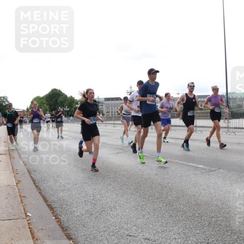 29.06.2025 - hella hamburg halbmarathon Lena Gebhardt http://msf.ph/oto/8452433 29.06.2025 10:31:01 Lombardsbrücke 17742, 576, 1239, 1059, 1292, 1472, 1647, 1773, 1979, 2097, 2268, 2414, 2505, 2569, 2754, 2755, 2914, 3131, 3281, 4198, 4561, 4817, 5437, 5943, 6057, 6195, 6344, 6556, 6620, 6787, 7071, 7120, 7351, 7604, 8050, 8072, 8073, 8757, 9576, 9830, 10111, 10989, 11981, 11984, 11988, 12384, 12627, 14095, 14216, 14349, 14803, 15299, 15466, 15589, 15757, 16457, 16791, 17224, 17463, 17509, 17587, 17742, 17966, 18362, 18795, 18860, 19052, 19226 meine-sportfotos.de