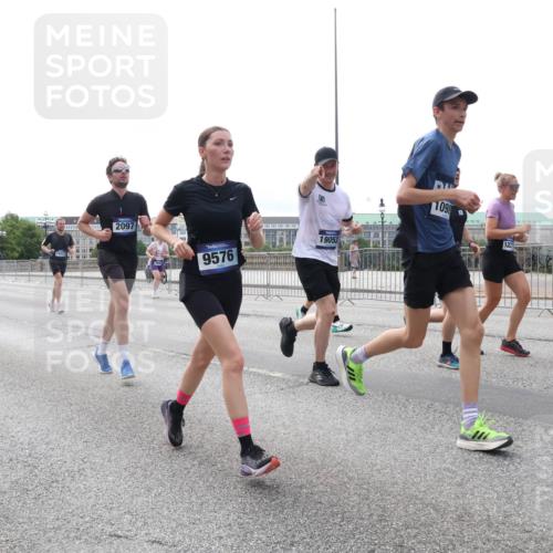 29.06.2025 - hella hamburg halbmarathon Lena Gebhardt http://msf.ph/oto/8452520 29.06.2025 10:31:02 Lombardsbrücke 17742, 1541, 2097, 9576, 19052, 1098, 1059, 1292, 1472, 1773, 1979, 2097, 2268, 2414, 2505, 2569, 2754, 2755, 2914, 3131, 3281, 4198, 4561, 4817, 5437, 5943, 6057, 6195, 6344, 6556, 6620, 6787, 7071, 7120, 7351, 7604, 8050, 8072, 8073, 8757, 9576, 9830, 10111, 10989, 11981, 11984, 11988, 12384, 12627, 14095, 14216, 14349, 14803, 15299, 15466, 15589, 16457, 16791, 17224, 17463, 17509, 17587, 17742, 17966, 18362, 18795, 18860, 19052, 19226 meine-sportfotos.de