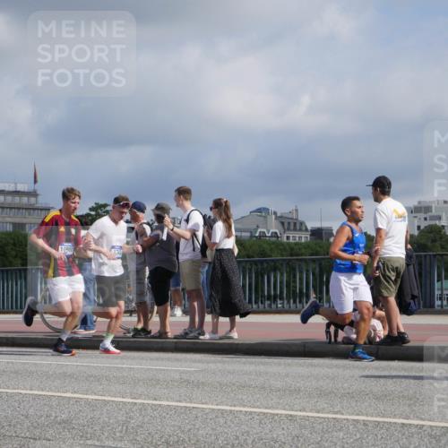 29.06.2025 - hella hamburg halbmarathon Luisa Fischer http://msf.ph/oto/8452529 29.06.2025 09:50:31 Kennedybrücke 6829, 10900, 1743, 1385, 1743, 3959, 4860, 5091, 5315, 6684, 6990 meine-sportfotos.de
