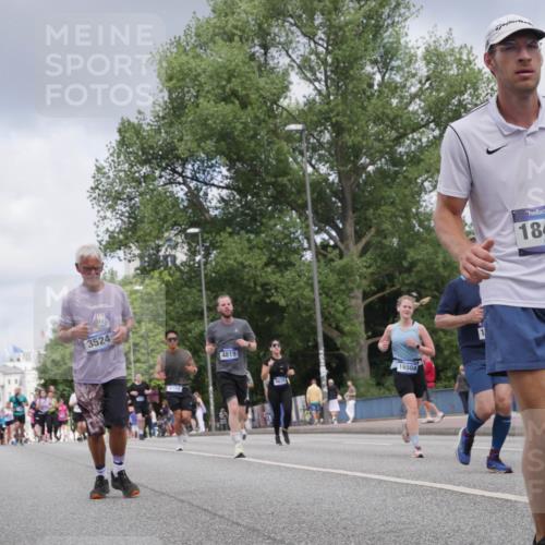 29.06.2025 - hella hamburg halbmarathon Luisa Fischer http://msf.ph/oto/8452681 29.06.2025 10:33:21 Kennedybrücke 3524, 4819, 16504, 18414, 3524, 3573, 4198, 4819, 6626, 10322 meine-sportfotos.de