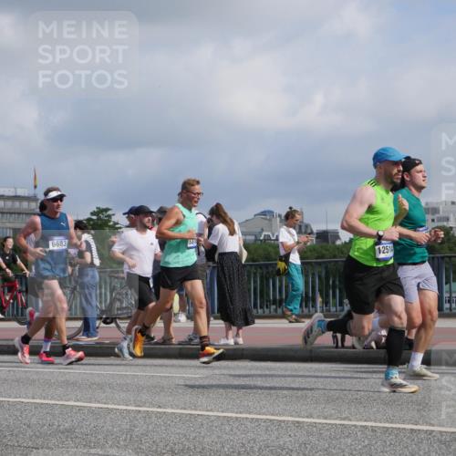 29.06.2025 - hella hamburg halbmarathon Luisa Fischer http://msf.ph/oto/8452704 29.06.2025 09:50:35 Kennedybrücke 6683, 5315, 12514, 1385, 1743, 2714, 2767, 3959, 4860, 5091, 5315, 6684, 7884, 10793 meine-sportfotos.de