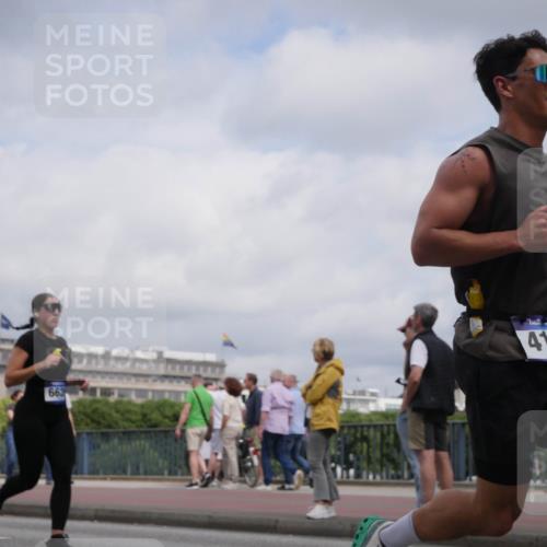29.06.2025 - hella hamburg halbmarathon Luisa Fischer http://msf.ph/oto/8452790 29.06.2025 10:33:27 Kennedybrücke 662, 4198, 3524, 4198, 4819, 6626, 10322 meine-sportfotos.de
