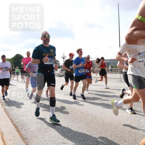 29.06.2025 - hella hamburg halbmarathon Lena Gebhardt http://msf.ph/oto/8452796 29.06.2025 09:54:08 Lombardsbrücke 1329, 163, 785, 418, 6831, 183, 127, 1098, 1119, 1171, 1399, 1413, 1424, 1476, 1892, 1902, 2020, 2098, 2188, 2270, 2516, 2823, 2842, 2890, 2937, 3477, 3785, 4029, 4140, 4183, 4185, 4235, 4237, 4247, 4270, 4949, 5020, 5115, 5362, 5528, 5532, 5650, 6198, 6309, 6388, 6575, 6630, 6831, 7167, 7297, 7385, 7448, 7480, 7734, 8023, 8269, 8576, 8698, 8743, 8928, 9030, 9043, 9105, 9463, 9482, 9619, 9633, 9815, 10529, 10792, 11077, 11848, 11936, 12084 meine-sportfotos.de