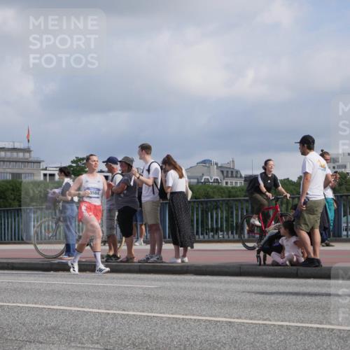 29.06.2025 - hella hamburg halbmarathon Luisa Fischer http://msf.ph/oto/8452799 29.06.2025 09:50:37 Kennedybrücke 14875, 3584, 1385, 2714, 2767, 3959, 4860, 5091, 5315, 6684, 7884, 10793 meine-sportfotos.de
