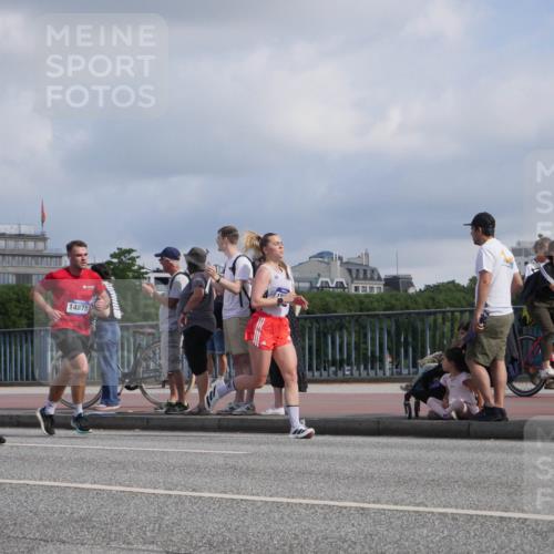 29.06.2025 - hella hamburg halbmarathon Luisa Fischer http://msf.ph/oto/8452811 29.06.2025 09:50:38 Kennedybrücke 3959, 14875, 1385, 2714, 2767, 3959, 4860, 5315, 7884, 10404, 10793 meine-sportfotos.de