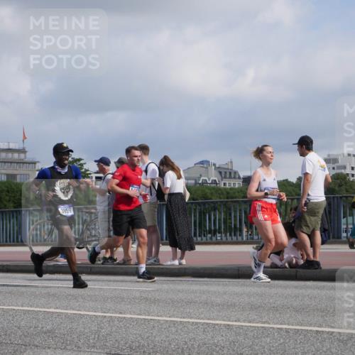 29.06.2025 - hella hamburg halbmarathon Luisa Fischer http://msf.ph/oto/8452821 29.06.2025 09:50:38 Kennedybrücke 17217, 3959, 1385, 2714, 2767, 3959, 4860, 5315, 7884, 10404, 10793 meine-sportfotos.de