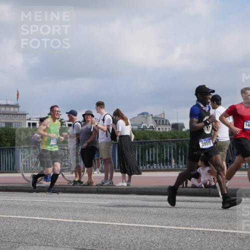 29.06.2025 - hella hamburg halbmarathon Luisa Fischer http://msf.ph/oto/8452856 29.06.2025 09:50:39 Kennedybrücke 1721, 3959, 14875, 2714, 2767, 3959, 4860, 5315, 7884, 10404, 10793 meine-sportfotos.de