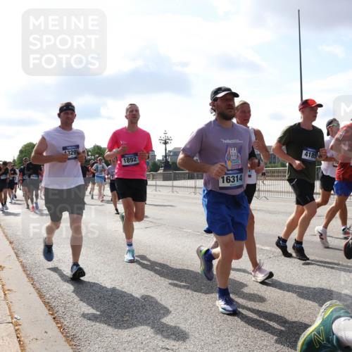 29.06.2025 - hella hamburg halbmarathon Lena Gebhardt http://msf.ph/oto/8452959 29.06.2025 09:54:09 Lombardsbrücke 421, 18499, 1329, 1892, 16314, 4185, 4180, 68, 1098, 1119, 1171, 1342, 1399, 1413, 1424, 1476, 1892, 1902, 2020, 2098, 2188, 2270, 2516, 2823, 2842, 2890, 2937, 3477, 3785, 4029, 4140, 4183, 4185, 4235, 4237, 4247, 4270, 4949, 5020, 5115, 5362, 5528, 5532, 5650, 6198, 6309, 6388, 6575, 6630, 6831, 7167, 7297, 7385, 7480, 7734, 8023, 8269, 8576, 8698, 8743, 8928, 9030, 9043, 9105, 9463, 9482, 9619, 9633, 9815, 10529, 10792, 11077, 11848, 11936, 12084 meine-sportfotos.de