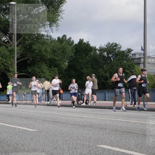 29.06.2025 - hella hamburg halbmarathon Luisa Fischer http://msf.ph/oto/8453020 29.06.2025 09:50:43 Kennedybrücke 15931, 12916, 17643, 10404, 15959, 7884, 2714, 2767, 7884, 10404, 10793 meine-sportfotos.de