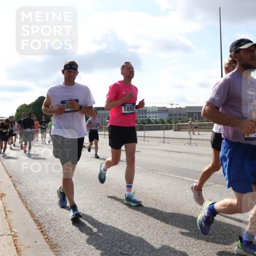 29.06.2025 - hella hamburg halbmarathon Lena Gebhardt http://msf.ph/oto/8453043 29.06.2025 09:54:09 Lombardsbrücke 32, 1892, 2159, 4, 1098, 1119, 1171, 1342, 1399, 1413, 1424, 1476, 1892, 1902, 2020, 2098, 2188, 2270, 2516, 2823, 2842, 2890, 2937, 3477, 3785, 4029, 4140, 4183, 4185, 4235, 4237, 4247, 4270, 4949, 5020, 5115, 5362, 5528, 5532, 5650, 6198, 6309, 6388, 6575, 6630, 6831, 7167, 7297, 7385, 7480, 7734, 8023, 8269, 8576, 8698, 8743, 8928, 9030, 9043, 9105, 9463, 9482, 9619, 9633, 9815, 10529, 10792, 11077, 11848, 11936, 12084 meine-sportfotos.de