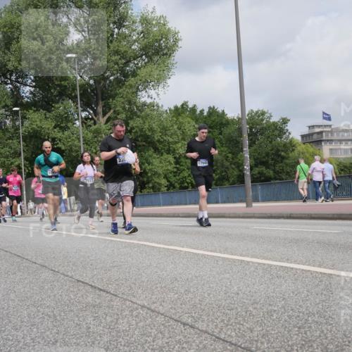 29.06.2025 - hella hamburg halbmarathon Luisa Fischer http://msf.ph/oto/8453044 29.06.2025 10:33:35 Kennedybrücke 7517, 230, 17945, 2302, 6556, 7517, 9095, 9830 meine-sportfotos.de