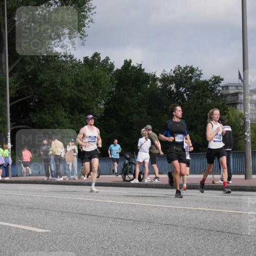 29.06.2025 - hella hamburg halbmarathon Luisa Fischer http://msf.ph/oto/8453099 29.06.2025 09:50:46 Kennedybrücke 12916, 10404, 15931, 17643, 1505, 2714, 2767, 5554, 7884, 10404, 10793, 10852 meine-sportfotos.de