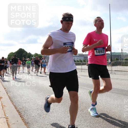 29.06.2025 - hella hamburg halbmarathon Lena Gebhardt http://msf.ph/oto/8453156 29.06.2025 09:54:10 Lombardsbrücke 18499, 2297, 1892, 1098, 1119, 1171, 1342, 1399, 1413, 1424, 1476, 1892, 1902, 2020, 2098, 2188, 2270, 2516, 2823, 2842, 2889, 3477, 3785, 4029, 4140, 4183, 4185, 4235, 4237, 4247, 4270, 4949, 5020, 5115, 5362, 5528, 5532, 5650, 6198, 6309, 6575, 6630, 6831, 7167, 7297, 7385, 7480, 7734, 8023, 8269, 8576, 8698, 8743, 8928, 9030, 9043, 9105, 9463, 9482, 9619, 9633, 9815, 10529, 10792, 11077, 11848, 11936, 12084 meine-sportfotos.de