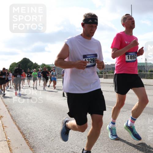 29.06.2025 - hella hamburg halbmarathon Lena Gebhardt http://msf.ph/oto/8453196 29.06.2025 09:54:10 Lombardsbrücke 18499, 329, 1892, 1098, 1119, 1171, 1342, 1399, 1413, 1424, 1476, 1892, 1902, 2020, 2098, 2188, 2270, 2516, 2823, 2842, 2889, 3477, 3785, 4029, 4140, 4183, 4185, 4235, 4237, 4247, 4270, 4949, 5020, 5115, 5362, 5528, 5532, 5650, 6198, 6309, 6575, 6630, 6831, 7167, 7297, 7385, 7480, 7734, 8023, 8269, 8576, 8698, 8743, 8928, 9030, 9043, 9105, 9463, 9482, 9619, 9633, 9815, 10529, 10792, 11077, 11848, 11936, 12084 meine-sportfotos.de