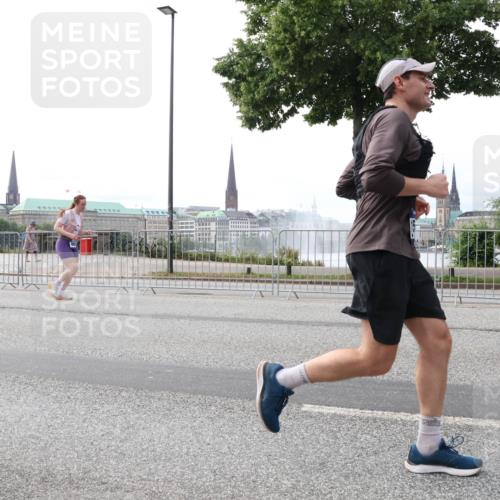 29.06.2025 - hella hamburg halbmarathon Lena Gebhardt http://msf.ph/oto/8453338 29.06.2025 10:31:06 Lombardsbrücke 1059, 1292, 1472, 1773, 1979, 2097, 2268, 2414, 2505, 2569, 2914, 3131, 3281, 4198, 4561, 4817, 5437, 5943, 6057, 6078, 6195, 6556, 6620, 6787, 7071, 7120, 7351, 7604, 8050, 8072, 8073, 8757, 9576, 9830, 10111, 10989, 11981, 11984, 11988, 12384, 12627, 14095, 14216, 14349, 14803, 15299, 15466, 15589, 15725, 16457, 17224, 17463, 17509, 17587, 17742, 17966, 18362, 18795, 18860, 19052, 19226 meine-sportfotos.de