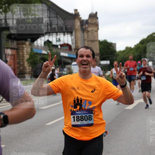 29.06.2025 - hella hamburg halbmarathon Yannick Fuchs http://msf.ph/oto/8453458 29.06.2025 10:56:04 20KM 1006, 1128, 1135, 1138, 1147, 1190, 3097, 3921, 4095, 4859, 5547, 6414, 6415, 6580, 6815, 7658, 8154, 9131, 9297, 9718, 9928, 10194, 10797, 11670, 11968, 12567, 13868, 13958, 14456, 14574, 15252, 15291, 15539, 15686, 15859, 15908, 16292, 16808, 17383, 17532, 17939, 17955, 18000, 18551, 18599, 18799, 18808, 18919 meine-sportfotos.de