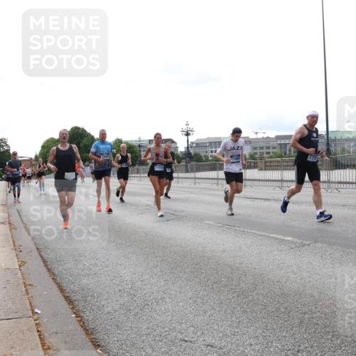 29.06.2025 - hella hamburg halbmarathon Lena Gebhardt http://msf.ph/oto/8453466 29.06.2025 10:31:08 Lombardsbrücke 17224, 1059, 1292, 1472, 1773, 1979, 2097, 2268, 2414, 2505, 2569, 2914, 3131, 3281, 4198, 4561, 4817, 5437, 5846, 5943, 6057, 6078, 6195, 6556, 6620, 6787, 7120, 7351, 7604, 8050, 8072, 8073, 8757, 9576, 9830, 10111, 10989, 11981, 11988, 12384, 12627, 14095, 14216, 14349, 14803, 15299, 15466, 15589, 15725, 16457, 16978, 17224, 17463, 17509, 17587, 17742, 17966, 18362, 18795, 18860, 19052, 19226 meine-sportfotos.de