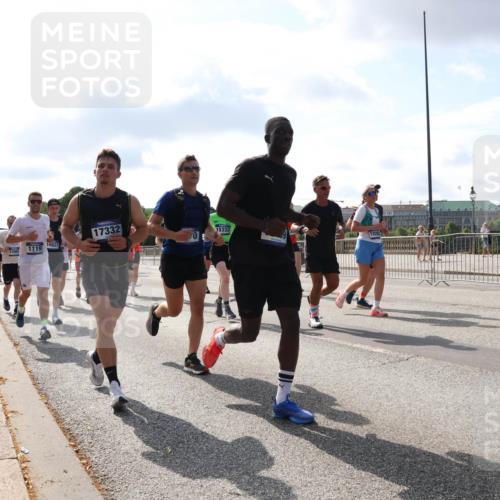 29.06.2025 - hella hamburg halbmarathon Lena Gebhardt http://msf.ph/oto/8453540 29.06.2025 09:54:12 Lombardsbrücke 15001, 1119, 16627, 17332, 15333, 1052, 1098, 1119, 1171, 1342, 1399, 1413, 1424, 1476, 1892, 1902, 2020, 2098, 2188, 2270, 2516, 2823, 2842, 2889, 3477, 3562, 3785, 4029, 4140, 4183, 4185, 4235, 4237, 4247, 4270, 4949, 5020, 5115, 5528, 5532, 5650, 6198, 6309, 6575, 6630, 6831, 7167, 7297, 7709, 7734, 8023, 8269, 8576, 8698, 8743, 8928, 9030, 9043, 9105, 9463, 9482, 9619, 9815, 10237, 10529, 10792, 11077, 11848, 11936, 12084 meine-sportfotos.de