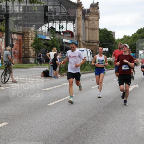 29.06.2025 - hella hamburg halbmarathon Yannick Fuchs http://msf.ph/oto/8453569 29.06.2025 10:56:04 20KM 1006, 1128, 1135, 1138, 1147, 1190, 3097, 3921, 4095, 4859, 5547, 6414, 6415, 6580, 6815, 7658, 8154, 9131, 9297, 9718, 9928, 10194, 10797, 11670, 11968, 12567, 13868, 13958, 14456, 14574, 15252, 15291, 15539, 15686, 15859, 15908, 16292, 16808, 17383, 17532, 17939, 17955, 18000, 18551, 18599, 18799, 18808, 18919 meine-sportfotos.de