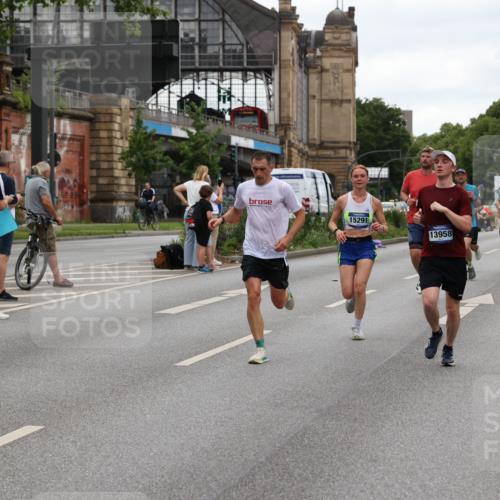 29.06.2025 - hella hamburg halbmarathon Yannick Fuchs http://msf.ph/oto/8453582 29.06.2025 10:56:05 20KM 1006, 1128, 1135, 1138, 1147, 1190, 3097, 3921, 4095, 4859, 5547, 6414, 6415, 6580, 6815, 7658, 8154, 9131, 9297, 9718, 9928, 10194, 10797, 11670, 11968, 12567, 13868, 13958, 14456, 14574, 15252, 15291, 15539, 15686, 15859, 15908, 16292, 16808, 17383, 17532, 17939, 17955, 18000, 18551, 18599, 18799, 18808, 18919 meine-sportfotos.de