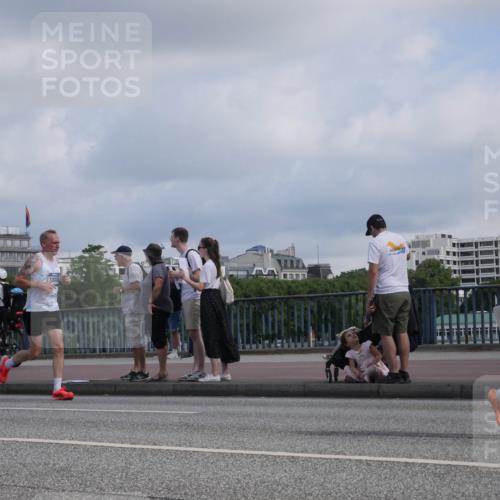 29.06.2025 - hella hamburg halbmarathon Luisa Fischer http://msf.ph/oto/8453607 29.06.2025 09:50:58 Kennedybrücke 8933, 171, 1290, 1505, 1710, 2399, 3480, 5307, 5554, 5709, 6993, 7152, 7154, 8933, 9403, 10852 meine-sportfotos.de