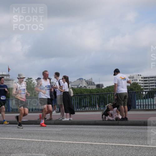 29.06.2025 - hella hamburg halbmarathon Luisa Fischer http://msf.ph/oto/8453617 29.06.2025 09:50:58 Kennedybrücke 8933, 5709, 18038, 1290, 1505, 1710, 2399, 3480, 5307, 5554, 5709, 6993, 7152, 7154, 8933, 9403, 10852 meine-sportfotos.de