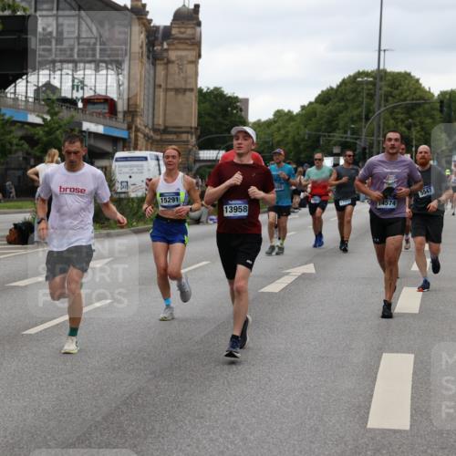 29.06.2025 - hella hamburg halbmarathon Yannick Fuchs http://msf.ph/oto/8453629 29.06.2025 10:56:05 20KM 1006, 1128, 1135, 1138, 1147, 1190, 3097, 3921, 4095, 4859, 5547, 6414, 6415, 6580, 6815, 7658, 8154, 9131, 9297, 9718, 9928, 10194, 10797, 11670, 11968, 12567, 13868, 13958, 14456, 14574, 15252, 15291, 15539, 15686, 15859, 15908, 16292, 16808, 17383, 17532, 17939, 17955, 18000, 18551, 18599, 18799, 18808, 18919 meine-sportfotos.de