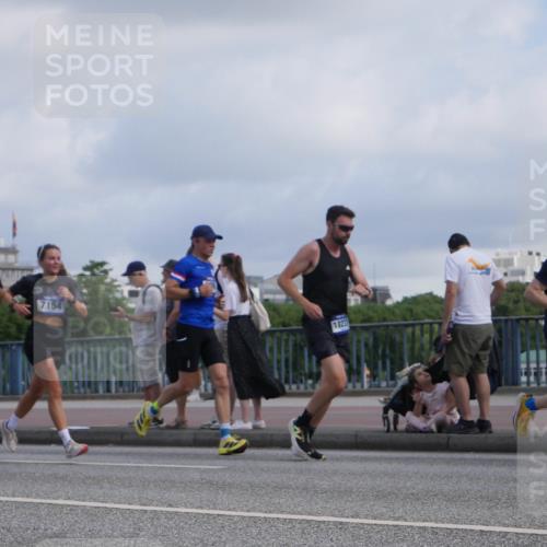 29.06.2025 - hella hamburg halbmarathon Luisa Fischer http://msf.ph/oto/8453682 29.06.2025 09:51:00 Kennedybrücke 7154, 1823, 8933, 1290, 1710, 2399, 3480, 5307, 5709, 6993, 7152, 7154, 8571, 8933, 9403 meine-sportfotos.de