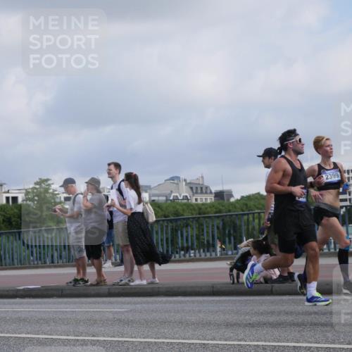 29.06.2025 - hella hamburg halbmarathon Luisa Fischer http://msf.ph/oto/8453790 29.06.2025 09:51:03 Kennedybrücke 2399, 1290, 2399, 3480, 4359, 5307, 6993, 7152, 7154, 8571, 9403 meine-sportfotos.de