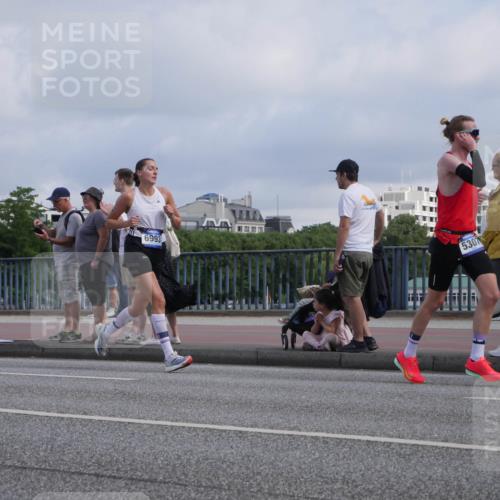 29.06.2025 - hella hamburg halbmarathon Luisa Fischer http://msf.ph/oto/8453919 29.06.2025 09:51:08 Kennedybrücke 8571, 6993, 5307, 2262, 3480, 4062, 4359, 4381, 5003, 5307, 6993, 8121, 8571 meine-sportfotos.de