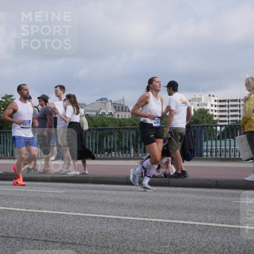29.06.2025 - hella hamburg halbmarathon Luisa Fischer http://msf.ph/oto/8453946 29.06.2025 09:51:08 Kennedybrücke 8571, 699, 2262, 3480, 4062, 4359, 4381, 5003, 5307, 6993, 8121, 8571 meine-sportfotos.de