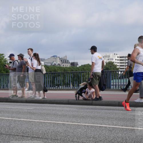 29.06.2025 - hella hamburg halbmarathon Luisa Fischer http://msf.ph/oto/8454005 29.06.2025 09:51:10 Kennedybrücke 19151, 8571, 2262, 3547, 4062, 4359, 4381, 5003, 5307, 6993, 8002, 8121, 8571, 10190, 10738 meine-sportfotos.de