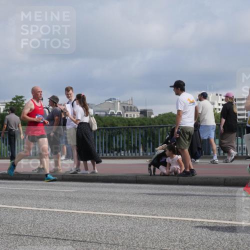 29.06.2025 - hella hamburg halbmarathon Luisa Fischer http://msf.ph/oto/8454206 29.06.2025 09:51:15 Kennedybrücke 4381, 8121, 1042, 1571, 2262, 3547, 4062, 4359, 4381, 5003, 7482, 8002, 8121, 9643, 10190, 10738, 10877 meine-sportfotos.de