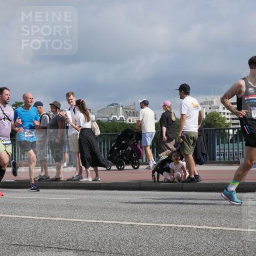 29.06.2025 - hella hamburg halbmarathon Luisa Fischer http://msf.ph/oto/8454333 29.06.2025 09:51:17 Kennedybrücke 4062, 1516, 438, 1042, 1571, 2262, 3547, 4062, 4381, 5003, 7310, 7482, 8002, 8121, 9643, 10190, 10451, 10738, 10877 meine-sportfotos.de