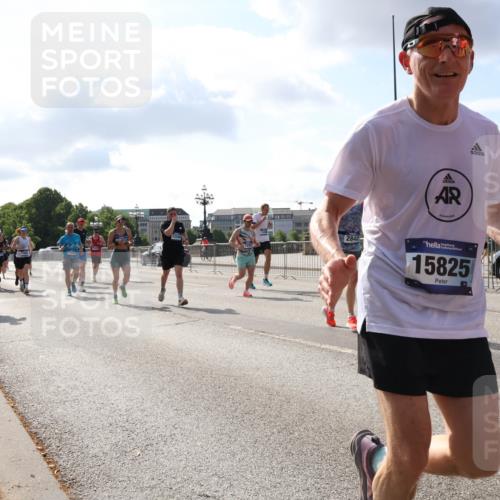 29.06.2025 - hella hamburg halbmarathon Lena Gebhardt http://msf.ph/oto/8454342 29.06.2025 09:54:16 Lombardsbrücke 13707, 1254, 2842, 15825, 1098, 1119, 1171, 1342, 1399, 1413, 1424, 1476, 1549, 1892, 1902, 2020, 2098, 2188, 2270, 2470, 2561, 2823, 2842, 2889, 3477, 3562, 3785, 4017, 4029, 4183, 4185, 4235, 4237, 4270, 4816, 4949, 5020, 5115, 5528, 5706, 6198, 6266, 6309, 6630, 6819, 6831, 7167, 7274, 7297, 7709, 7734, 8023, 8142, 8269, 8374, 8576, 8698, 8743, 8928, 9030, 9043, 9105, 9463, 9482, 9619, 9815, 10057, 10237, 10529, 10792, 11848, 11936, 12084 meine-sportfotos.de