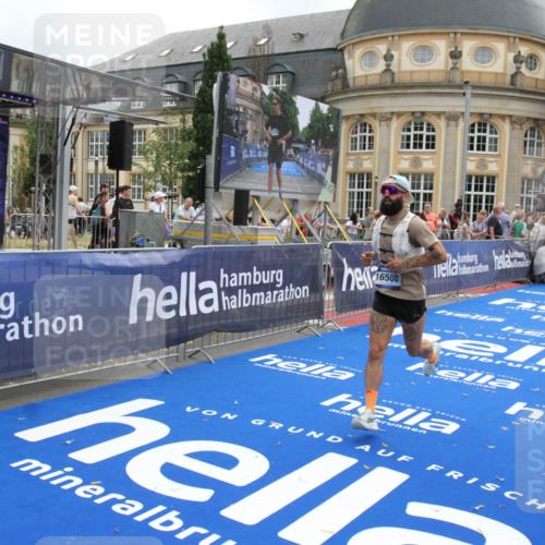 29.06.2025 - hella hamburg halbmarathon Michael Strokosch http://msf.ph/oto/8454390 29.06.2025 10:31:05 Ziel 5826, 16508 meine-sportfotos.de