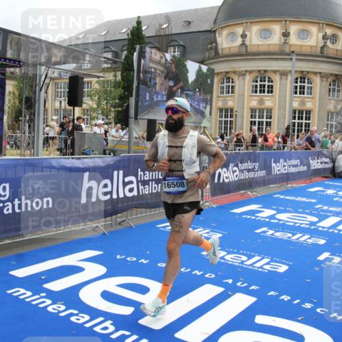 29.06.2025 - hella hamburg halbmarathon Michael Strokosch http://msf.ph/oto/8454409 29.06.2025 10:31:05 Ziel 5826, 16508 meine-sportfotos.de