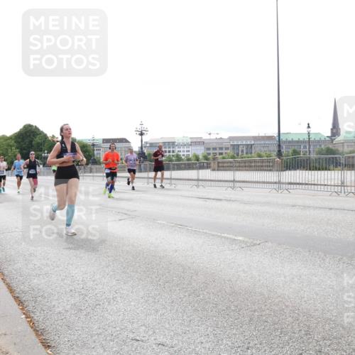 29.06.2025 - hella hamburg halbmarathon Lena Gebhardt http://msf.ph/oto/8454415 29.06.2025 10:31:14 Lombardsbrücke 1750, 1292, 1472, 1773, 1979, 2097, 2268, 2414, 2505, 2914, 3131, 4561, 4817, 5165, 5437, 5846, 5943, 6057, 6078, 6195, 6556, 6620, 6787, 7351, 7604, 7772, 8050, 8072, 8073, 8757, 9576, 10111, 10586, 10989, 11587, 11981, 11988, 12384, 12627, 14095, 14349, 14803, 15466, 15589, 15725, 16457, 16978, 17224, 17463, 17509, 17587, 17706, 17742, 17966, 19052, 19226 meine-sportfotos.de