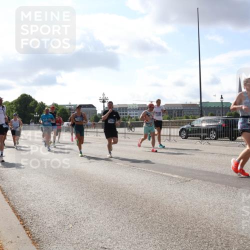 29.06.2025 - hella hamburg halbmarathon Lena Gebhardt http://msf.ph/oto/8454438 29.06.2025 09:54:16 Lombardsbrücke 1098, 1119, 1171, 1342, 1399, 1413, 1424, 1476, 1549, 1892, 1902, 2020, 2098, 2188, 2270, 2470, 2561, 2823, 2842, 2889, 3477, 3562, 3785, 4017, 4029, 4183, 4185, 4235, 4237, 4270, 4816, 4949, 5020, 5115, 5528, 5706, 6198, 6266, 6309, 6630, 6819, 6831, 7167, 7274, 7297, 7709, 7734, 8023, 8142, 8269, 8374, 8576, 8698, 8743, 8928, 9030, 9043, 9105, 9463, 9482, 9619, 9815, 10057, 10237, 10529, 10792, 11848, 11936, 12084 meine-sportfotos.de
