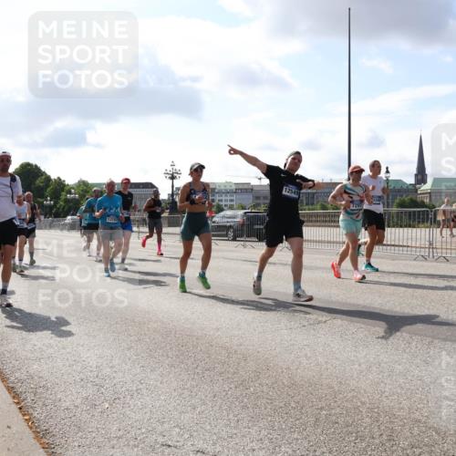 29.06.2025 - hella hamburg halbmarathon Lena Gebhardt http://msf.ph/oto/8454518 29.06.2025 09:54:17 Lombardsbrücke 13123, 13707, 12549, 1098, 1119, 1171, 1342, 1399, 1413, 1424, 1476, 1549, 1892, 1902, 2020, 2098, 2188, 2270, 2442, 2470, 2561, 2823, 2842, 2889, 3477, 3562, 3785, 4017, 4029, 4183, 4185, 4235, 4237, 4270, 4816, 4949, 5020, 5528, 5706, 6198, 6266, 6309, 6630, 6819, 6831, 7167, 7274, 7297, 7709, 7734, 8023, 8142, 8269, 8374, 8576, 8698, 8743, 8928, 9043, 9105, 9463, 9482, 9619, 9815, 10057, 10237, 10529, 10792, 11848, 11936, 12084 meine-sportfotos.de