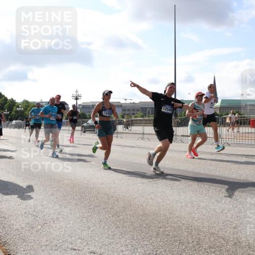 29.06.2025 - hella hamburg halbmarathon Lena Gebhardt http://msf.ph/oto/8454553 29.06.2025 09:54:18 Lombardsbrücke 3707, 3123, 15422, 12549, 1098, 1119, 1171, 1342, 1399, 1413, 1424, 1476, 1549, 1892, 1902, 2020, 2098, 2188, 2442, 2470, 2561, 2823, 2842, 2889, 3477, 3562, 3785, 4017, 4029, 4183, 4185, 4235, 4237, 4270, 4816, 5020, 5528, 5706, 6198, 6266, 6309, 6630, 6819, 6831, 7087, 7167, 7274, 7297, 7709, 7734, 8023, 8142, 8269, 8374, 8576, 8698, 8743, 8928, 9043, 9105, 9463, 9482, 9619, 9815, 10057, 10237, 10529, 10792, 11848, 11936, 12084 meine-sportfotos.de
