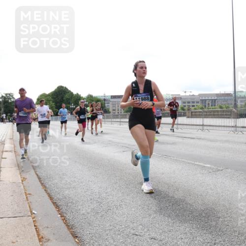29.06.2025 - hella hamburg halbmarathon Lena Gebhardt http://msf.ph/oto/8454566 29.06.2025 10:31:15 Lombardsbrücke 17509, 16, 457, 1988, 1292, 1472, 1773, 1979, 2097, 2268, 2414, 2505, 2914, 3131, 4561, 4817, 5165, 5437, 5846, 5943, 6057, 6078, 6195, 6546, 6556, 6620, 6787, 7351, 7604, 7772, 8050, 8072, 8073, 8757, 9576, 10111, 10586, 10989, 11587, 11981, 11988, 12384, 12627, 13724, 14095, 14349, 14803, 15466, 15589, 15725, 16457, 16978, 17224, 17463, 17509, 17517, 17587, 17706, 17742, 17966, 19052, 19226 meine-sportfotos.de