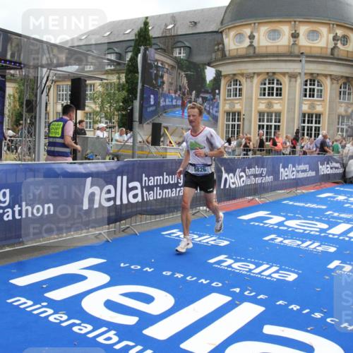 29.06.2025 - hella hamburg halbmarathon Michael Strokosch http://msf.ph/oto/8454586 29.06.2025 10:31:10 Ziel 3201, 5826, 10929, 13754, 18177 meine-sportfotos.de