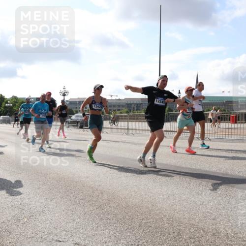 29.06.2025 - hella hamburg halbmarathon Lena Gebhardt http://msf.ph/oto/8454591 29.06.2025 09:54:18 Lombardsbrücke 6630, 13123, 13707, 139, 15422, 12549, 729, 1098, 1119, 1171, 1342, 1399, 1413, 1424, 1476, 1549, 1892, 1902, 2020, 2098, 2188, 2442, 2470, 2561, 2823, 2842, 2889, 3477, 3562, 3785, 4017, 4029, 4183, 4185, 4235, 4237, 4270, 4816, 5020, 5528, 5706, 6198, 6266, 6309, 6630, 6819, 6831, 7087, 7167, 7274, 7297, 7709, 7734, 8023, 8142, 8269, 8374, 8576, 8698, 8743, 8928, 9043, 9105, 9463, 9482, 9619, 9815, 10057, 10237, 10529, 10792, 11848, 11936, 12084 meine-sportfotos.de